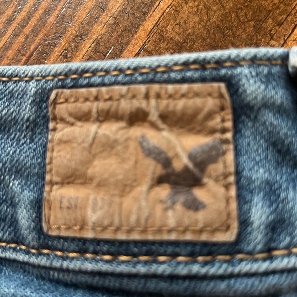 American Eagle Outfitters shorts with 2 front pockets and zipper w/button. - Picture 2 of 8